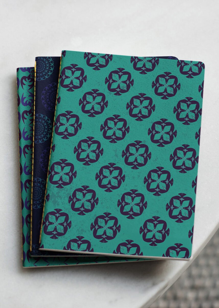 3 seitlich versetzte Notizbücher mit verschiedenen Mustern zu Vögeln. In den Farben Mint, Mitternachtsblau, Blau-Lila und Plump . Von der Designerin Vandyra Design.