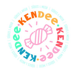 Das Logo von dem Shop Kendee - Süßes und Meer. In der Mitte ist ein rosafarbenes Bonbon zu sehen. Im Kreis steht in bunten Großbuchstaben KENDEE