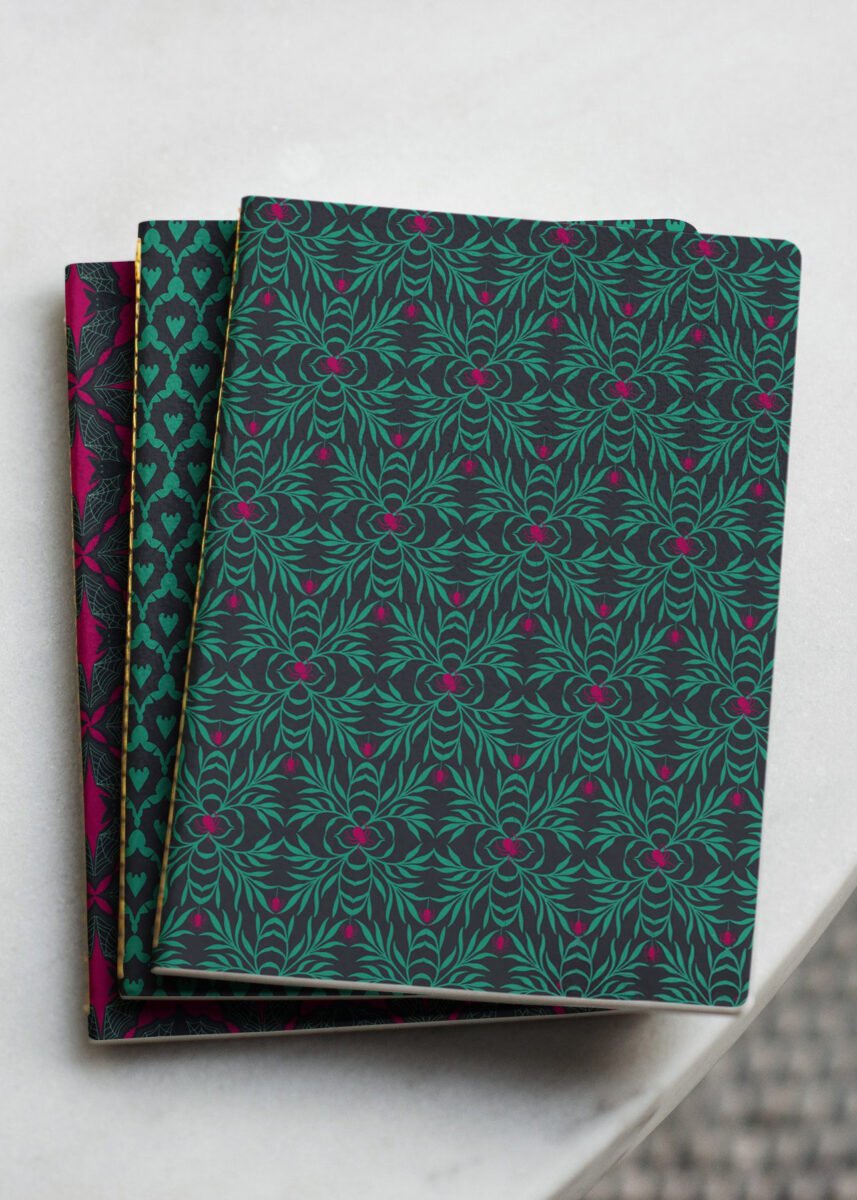 3 seitlich versetzte Notizbücher mit verschiedenen Mustern zu mystischen Tieren. Spinnen und Fledermäuse. In den Farben Mint, Pink, Grau-Schwarz. Von der Designerin Vandyra Design.