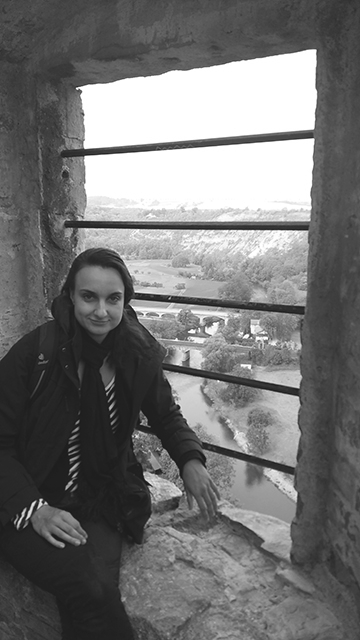 Schwarz-Weiß-Portrait der Designerin Vandyra Design.