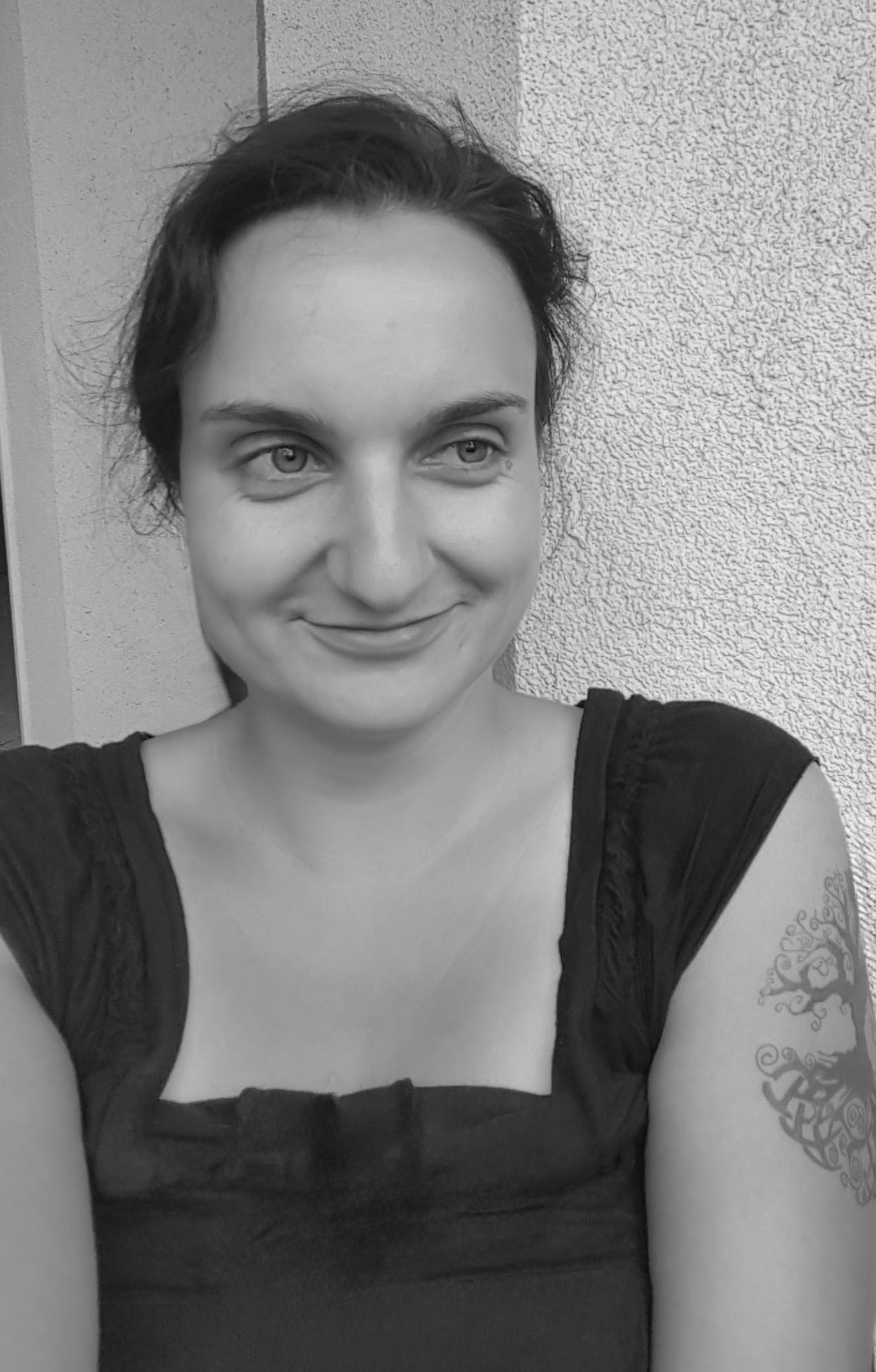 Portrait der Designerin von dem Label Vandyra Design. Fotografie in Schwarz-Weiß.