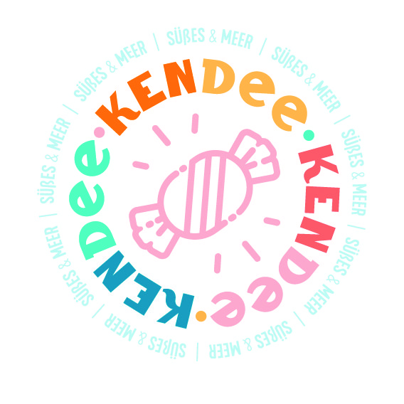 Das Logo von dem Shop Kendee - Süßes und Meer. In der Mitte ist ein rosafarbenes Bonbon zu sehen. Im Kreis steht in bunten Großbuchstaben KENDEE