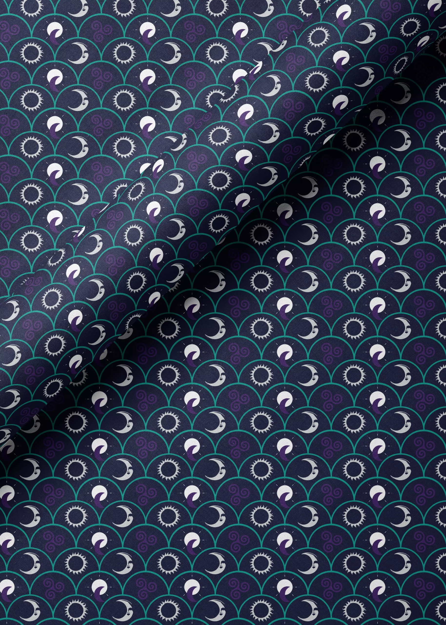 Stoffdesign von Vandyra Design. Man sieht ein Stoffstück und darauf eine Stoffrolle mit dem selben Design. Das Design ist ein schuppenartiges Muster in welchen mystische Symbole gesetzt sind. Die Farben sind Lila, Weiß, helles Grau und tiefes Nachtblau. Die Bögen der Schuppen sind Türkis. Der Bildhintergrund ist ein helles Grau.