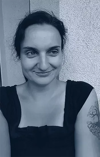 Portrait der Designerin von dem Label Vandyra Design. Fotografie in Schwarz-Weiß.