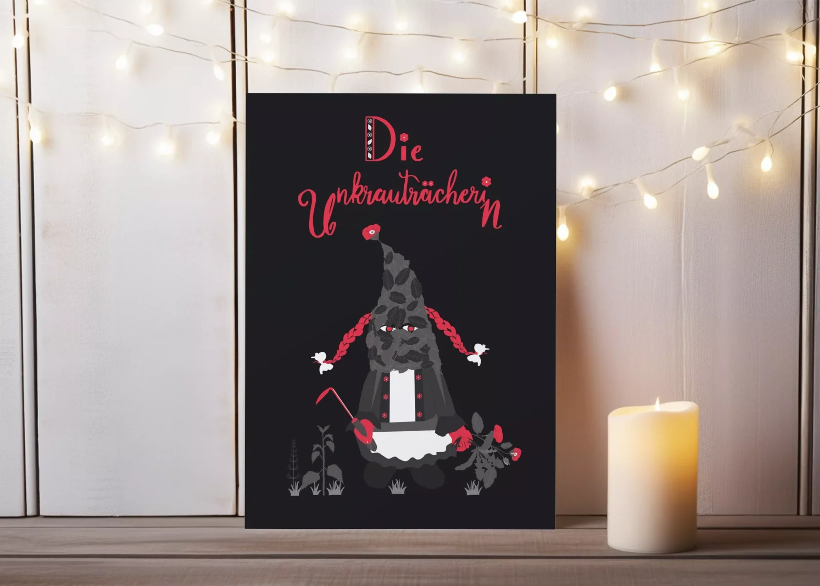 Postkartendesign von Vandyra Design. Auf dieser Postkarte sieht man die Überschrift: „Die Unkrauträcherin“ in roten glühenden Buchstaben. Abgebildet ist eine Zwergin mit roten Zöpfen, die eine Art Tracht mit Kittelschürze trägt auf dieser rote Blümchen als Knöpfe abgebildet sind. Sie hat einen roten Unkrautstecher in der Hand und neben ihr wachsen die Unkrautpflanzen. In ihrer anderen Hand hält sie das herausgerissene Unkraut. Gesicht und die Zwergenmütze sind von Blättern bedeckt. Ihre Augen leuchten rot. Postkartenhintergrund ist schwarz. Als Deko, wo die Postkarte abgebildet ist, sieht man eine brennende Kerze.