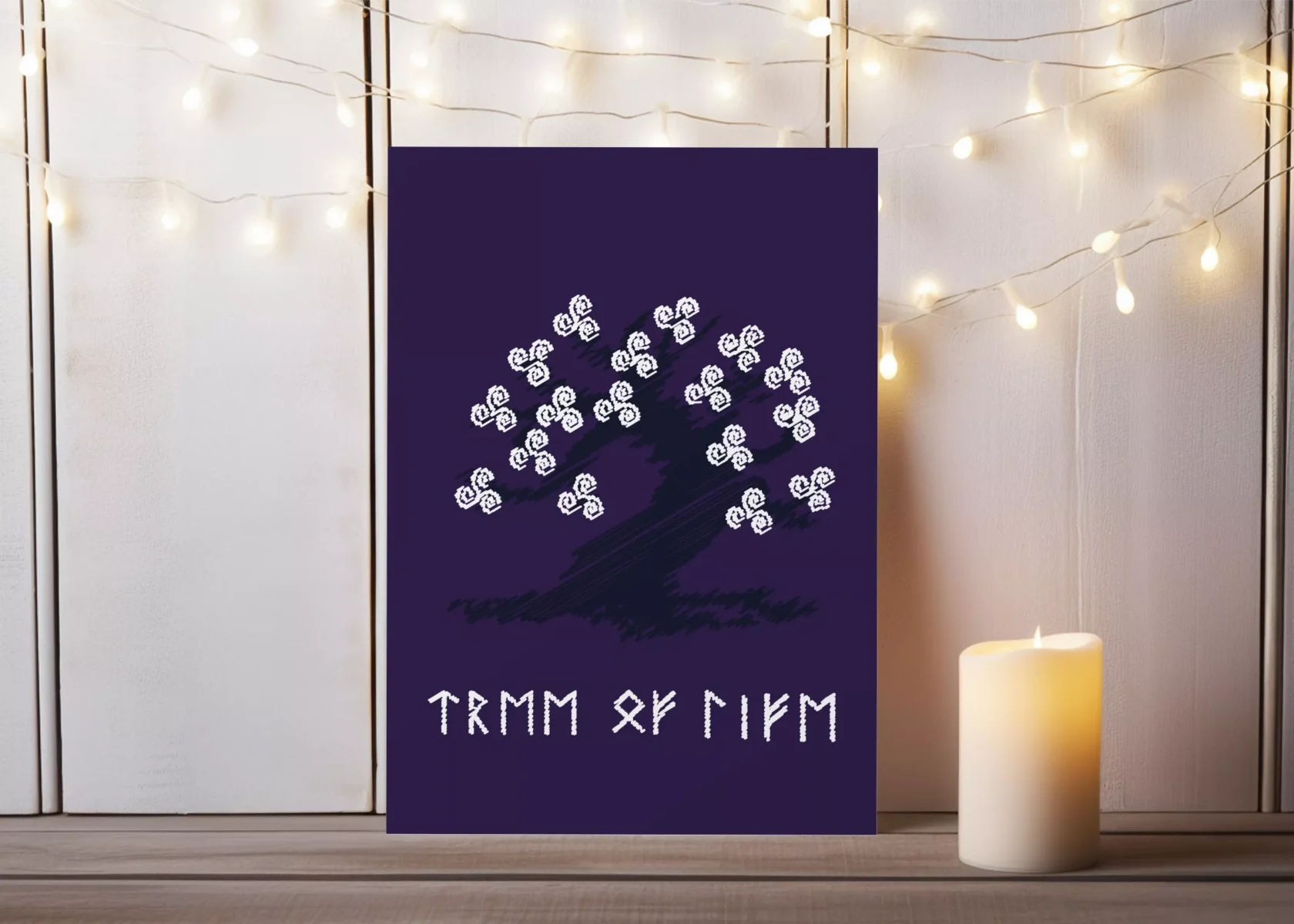 Postkartendesign von Vandyra Design. Auf dieser steht in weißer Runenschrift: "Tree of Life". Dazu ein skizzierter dunkelblauer Baum und die Blätter stellen weiße Triskele dar. Der Hintergrund ist Dunkellila. Als Deko auf dem Bild, wo die Postkarte abgebildet ist sieht man eine brennende Kerze.