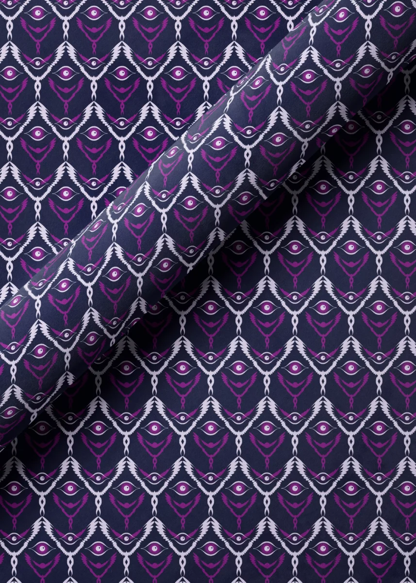 Ein Ausschnitt einer Stoffrolle und eines Stoffes in Samtoptik mit mystischen fantasievollen flügelhaften Figuren die schweben. Farbspiel in verschiedenen Lilatönen von hell bis dunkel. Hintergrund des Stoffes ein Mitternachtsblau.