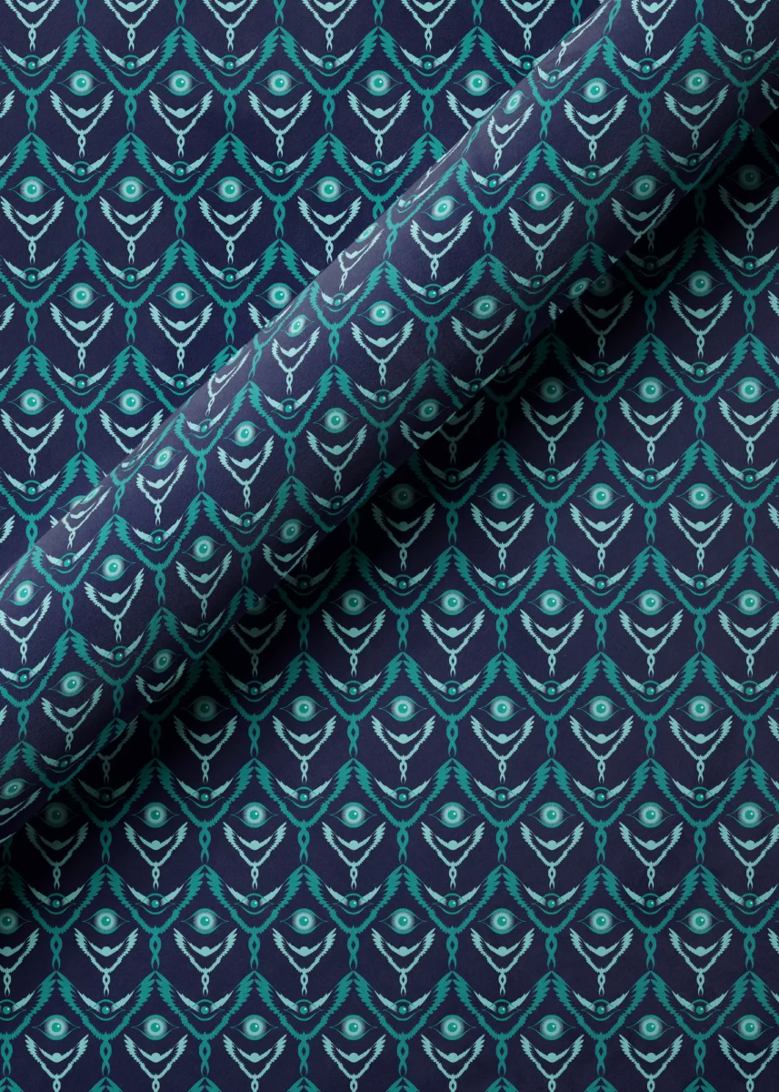 Stoffdesign von Vandyra Design. Ein Ausschnitt einer Stoffrolle und eines Stoffes in Samtoptik mit mystischen fantasievollen flügelhaften Figuren die schweben. Farbspiel in verschiedenen Türkistönen von hell bis dunkel. Hintergrund des Stoffes ein Mitternachtsblau.