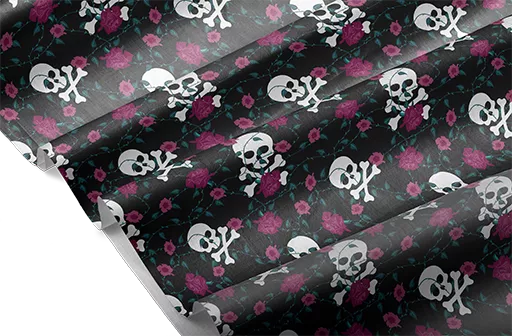 Stoffdesign von Vandyra Design. Weiße Totenköpfe im Vordergrund und diese sind umschlungen von türkisfarbenen Ranken und Dornen, mit purpurfarbenen Rosen. Der Hintergrund ist Grau-Schwarz.